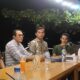 Anggota DPD RI, Penrad Siagian saat melakukan pertemuan dengan pengurus DPC GMKI Kabupaten Nias Selatan menyampaikan keprihatinannya atas kerusakan jalan di Pulau Nias, Senin (7/4) malam. Waspada/Budi Gowasa