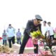 Wakapolres Aceh Timur Kompol Iswar SH memberikan penghormatan terakhir ketika berlangsung Upacara Pemakaman Aiptu Muhammad Ali di TPU Kebun Tanjung Seumantok, Kecamatan Karang Baru, Kabupaten Aceh Tamiang, Selasa (8/4). Waspada/Ist.