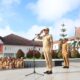 Bupati Tapsel Gus Irawan Pasaribu bersama Wabup Jafar Syahbuddin dan Sekda Sofyan Adil menyalami pegawai, usai apel gabungan hari pertama masuk kerja usai libur lebaran. (Waspada/Ist)