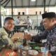 Bupati Abdya DR Safaruddin S.Sos MSP, bersama Pimpinan Dayah Manyang Puskiyai Aceh Tgk H Farmadi ZA MSc. Foto direkam beberapa waktu lalu.Waspada/Syafrizal