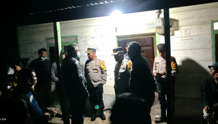 Mayat Pria Paruh Baya Membusuk Di Kamar