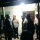 WAKAPOLRES Humbahas Kompol Muslim Amin (tengah) turun ke TKP atas penemuan mayat pria paruh baya di dalam kamar kediamannya, Desa Paranginan Utara, Kec. Paranginan, Kab Humbahas. Waspada/Ist