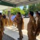 Wabup Aceh Besar Drs. Syukri saat bersilaturahmi dengan sejumlah pegawai OPD pada hari pertama masuk kerja paska libur panjang Hari Raya Idulfitri 1446 H, Selasa (8/4). (Waspada/Ist)