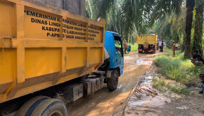 Hari Pertama Kerja, Bupati Labusel Tinjau Jalan Rusak Menuju TPA