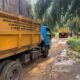 Truk pengangkut sampah melintas di ruas jalan menuju TPA di Dusun Tasik II, Desa Asam Jawa, Kec. Torgamba, Kab. Labusel, yang kondisinya rusak parah, Selasa (8/4/2025). Waspada/Deni Daulay