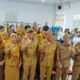 Wabup Sergai H Adlin Tambunan, Sahli Kaharuddin, Kadis Pendidikan Suwanto Nasution, sejumlah Kabid bersama ASN dan tenaga honorer saat sidak hari pertama pasca libur Idul Fitri 1446 H di aula kantor Disdik Sergai di Sei Rampah, Selasa (8/4) pagi. (Waspada/Edi Saputra)