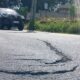 ASPAL Hotmix Peoyek Pekerjaan Preservasi Jalan Nasional Doloksanggul-Siborongborong sudah retak dan menganga meski hitungan baru hitungan bulan. Waspada/Andi Siregar.