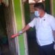Petugas Inafis Polres Padanglawas mengidentifikasi korban gantung diri di Lingk VI Pasar Sibuhuan, Selasa (8/4). Waspada/Ist