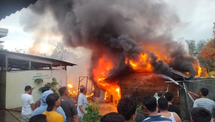 49 Pondok Jompo Hj. Siti Aminah Di Sibuhuan Ludes Terbakar