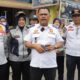 Kadis Perhubungan Pematangsiantar Julham Situmorang (tengah depan), Rabu (9/4) saat kembali memberikan himbauan kepada para pengusaha bus menyebutkan para pengusaha bus yang selama ini bus mereka beroperasi di seputaran Ramayana Department Store telah berkomitmen memindahkan armada mereka ke Terminal Tanjung Pinggir.(Waspada-Ist).