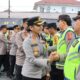 Kapolres Pematangsiantar AKBP Sah Udur Togi Marito Sitinjak bersalaman dengan personel Polres dan makan bersama saat keluarga besar Polres dan mantan Kapolres AKBP Yogen Heroes Baruno melaksanakan halalbihalal di lapangan apel Mapolres, Jl. Sudirman, Rabu (9/4).(Waspada-Ist).