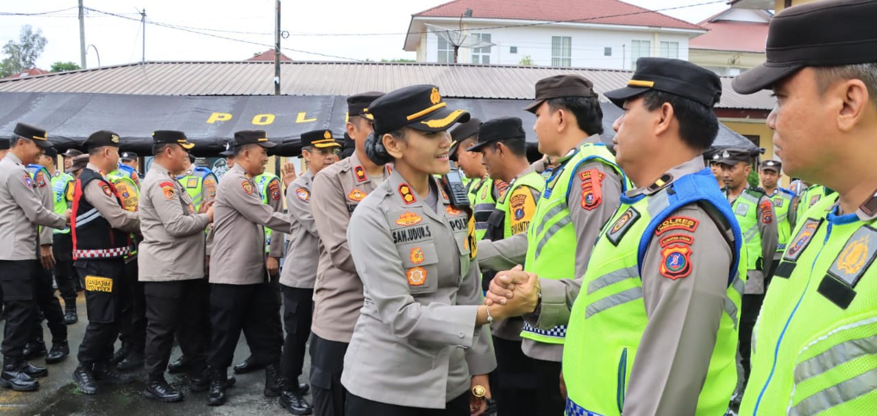 Kapolres Pematangsiantar AKBP Sah Udur Togi Marito Sitinjak bersalaman dengan personel Polres dan makan bersama saat keluarga besar Polres dan mantan Kapolres AKBP Yogen Heroes Baruno melaksanakan halalbihalal di lapangan apel Mapolres, Jl. Sudirman, Rabu (9/4).(Waspada-Ist).