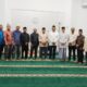 Ketua dan Sekretaris PD Muhammadiyah Sergai Achyar dan Syafruddin Effendi Panjaitan, Ketua PC Muhammadiyah Sei Rampah Murfi Kadapi, Ketua dan Sekretaris Ranting Muhammadiyah Firdaus Jamuri dan Lukman Nur Hakim bersama pengurus dan simpatisan Muhammadiyah Firdaus saat silaturahmi, Rabu (9/4) malam di Masjid Taqwa Muhammadiyah Desa Firdaus Kec. Sei Rampah. (Waspada/Edi Saputra)