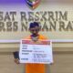 Pelaku penjabretan bersama barang bukti saat diamankan Polres Nagan Raya, Kamis (10/4).(Waspada/Ist)