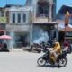 TAMPAK asap dari fogging mengempul keluar di ruko usaha kedai kopi yang ramai dengan aktivitas warga di Jl Merdeka Desa Pahlawan, Kecamatan Tanjungtiram, Batubara.Waspada/Iwan Has