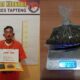Terduga pengedar Ganja inisial AS, 40, wiraswasta, warga Kelurahan Tukka, Kabupaten Tapteng bersama barang bukti diamankan di Polres Tapteng, Kamis (10/4). Waspada/ist
