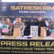 Kapolres Labuhanbatu AKBP Choky Sentosa Meliala dan bersama perwira utama memperlihatkan barang bukti yang disita petugas. (Waspada/H. Neirul Nizam Aru)