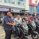 Kepala Dinas Pemberdayaan Masyarakat Desa (PMD) Pemkab Sergai Drs. Fajar Simbolon M.Si bersama kepala desa penerima kendaraan dinas.(Waspada/ist)