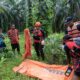Jasad bayi enam bulan, Aycel Xaviera Pragosta, korban kecelakaan minibus yang masuk sungai di Aeknabara Barumun, Kabupaten Padang Lawas (Palas) akhirnya berhasil ditemukan, Kamis (10/4) di kebun warga yang berada dipinggir sungai di Desa Siparau Kecamatan Barumun Tengah.(Waspada/Ist)