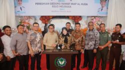 Wali Kota Banda Aceh Illiza Sa'aduddin Djamal meresmikan gedung rawat inap Al-Huda dan Instalasi Bedah Sentral RSUD Meuraxa Banda Aceh, Kamis (10/04/25).(Waspada/T.Mansursyah)