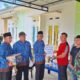 Kepala SMAN 3 Langsa, Rusli, SAg bersama dewan guru dan siswa disaksikan Danramil Birem Bayeun Kodim 0104/Atim, Kapten Infantri Suharianto menyerahkan bantuan ke orangtua Muhammad Affan Al Ghozailly yang rumahnya di Asrama Kompi Gajah II Kodim 0104/Atim mengalami musibah kebakaran, Kamis (10/4). Waspada/dede