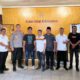 Kapolresta Deliserdang, Kesbangpol Deliserdang Zainal Abidin saat memfasilitasi pertemuan diantara 2 kelompok yang bentrok. (Waspada/ist).