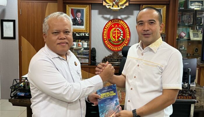 Zakky Shahri Terima Buku Hukum Era Digitalisasi Tulisan Harli Siregar