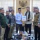 WALI Kota Subulussalam, HRB (empat kanan) menyerahkan proposal sejumlah program kepada Menteri UMKM, Maman. (Waspada/Ist)