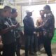 Ketua Umum SPBUN PTPN I Regional VI  Rusli Achmad, SE didampingi Sekretarisnya Abdul Khalid, ST menyerahkan reward kepada karyawan yang selamatkan aset perusahaan, Kamis (10/4). Waspada/Munawar