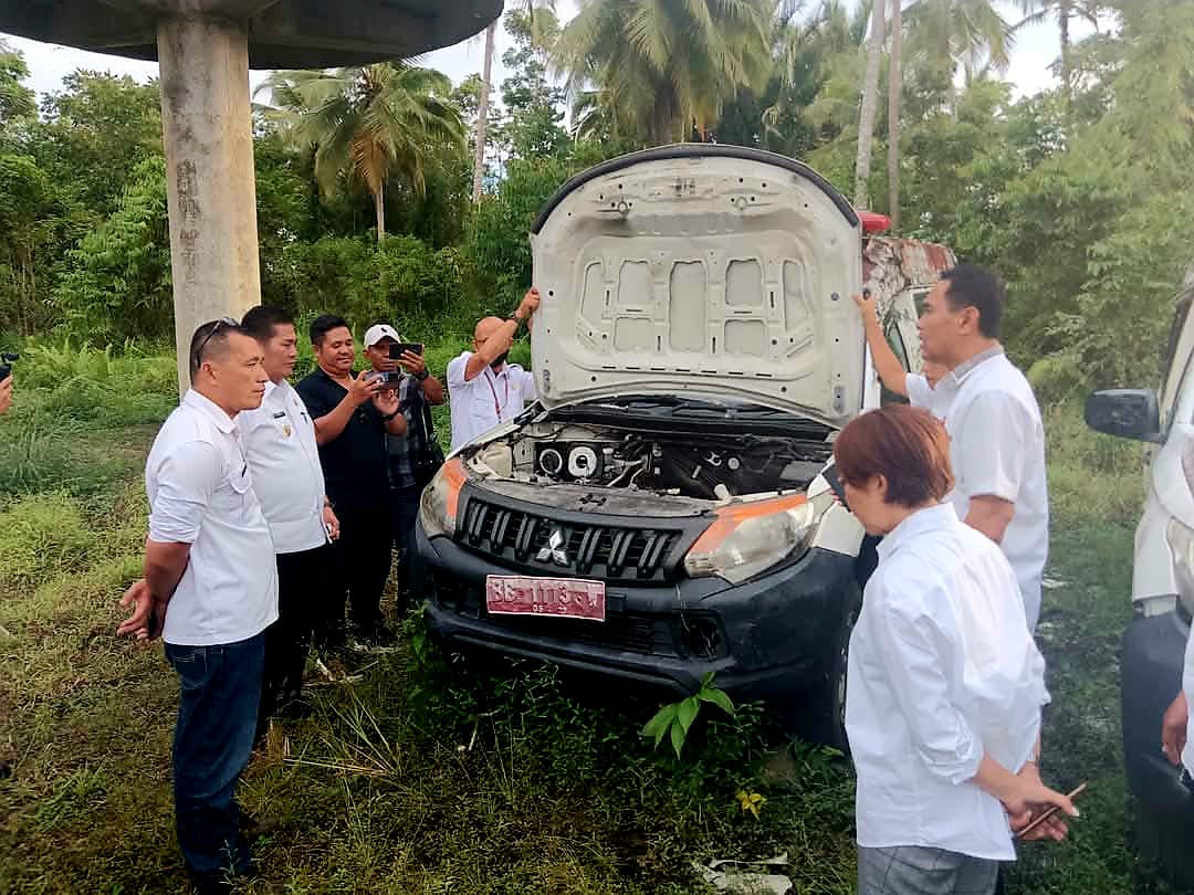 Bupati Nias Selatan, Sokhiatulo Laia bersama Wakil Bupati, Ir.Yusuf Nache, ST, MM saat melakukan inpeeksi mendadak di Dinas Kesehatan menemukan dua mesin dan beberapa sparepart dari sejumlah mobil ambulans sudah hilang. Selain itu sejumlah mobil ambulans juga terparkir lama karena mengalami rusak parah. Waspada/Budi Gowasa.