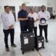 Kanwil Kemenag Aceh menerima koper jamaah haji Aceh dari GM Garuda Indonesia Nano Setiawan secara simbolis di Asrama Haji Banda Aceh pada Selasa (08/04/25) lalu.(Waspada/Ist)
