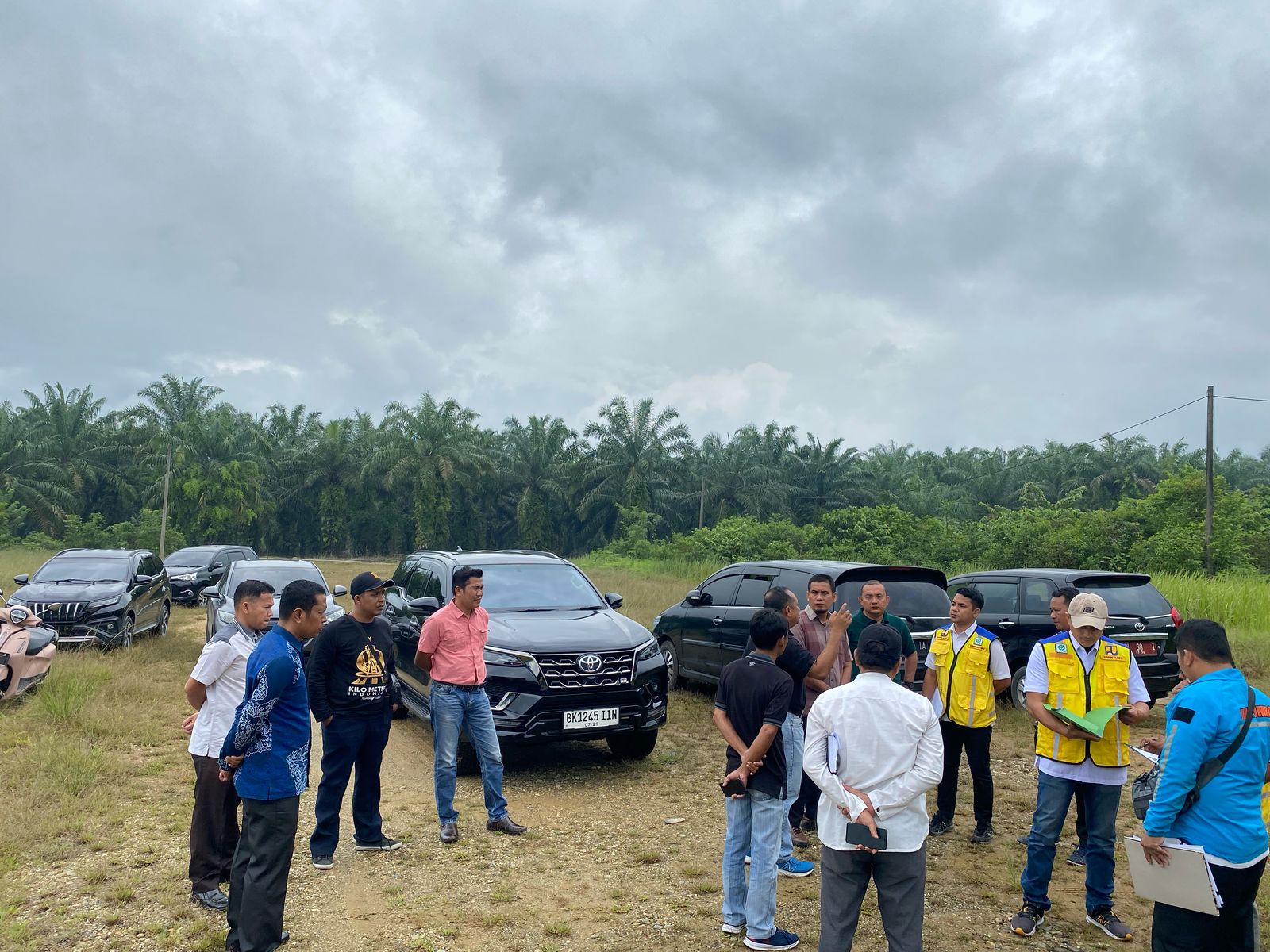 TIM Balai PUPR Aceh bersama sejumlah pejabat Pemko Subulussalam di lokasi rencana Pembangunan Sekolah Rakyat Kota Subulussalam. (Waspada/Ist)