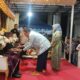 Kapolres Agara Baru, AKBP, Yulhendri didampingi Isteri diberi peusijuek oleh Bupati, Salim Fakhry (baju putih) bersama istri, Nurjanah Pasaribu. Waspada/Seh Muhammad Amin.