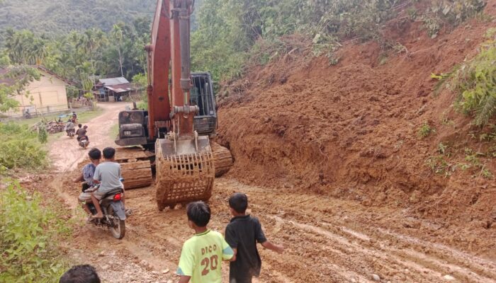 Anggota DPRA Respon Cepat Turunkan Alat Berat Atasi Badan Jalan Tertimbun Longsor