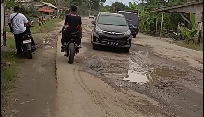 Jalan Lhoksukon – Cot Girek Rusak Parah, Akses Komoditi Perkebunan Terganggu