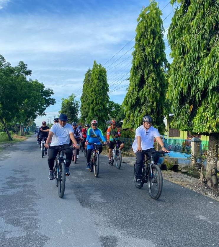 Gowes Ke Pasar Kamu Pantai Labu, Bupati dan Wabup Deliserdang Disambut Ribuan Pengunjung