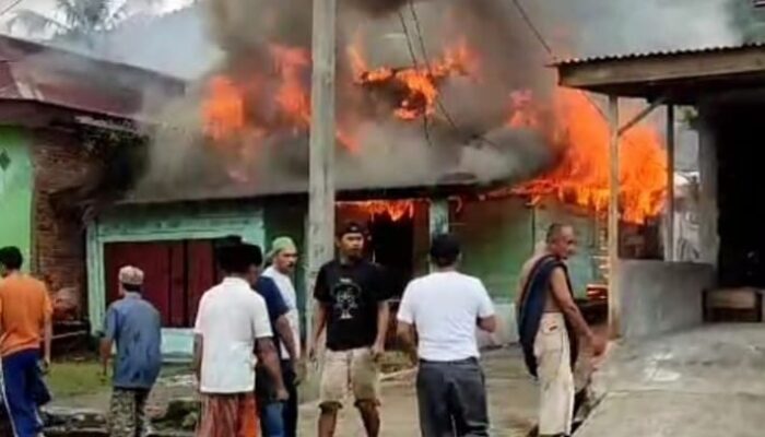 Dua Rumah Terbakar, Bupati Agara Peduli Warganya