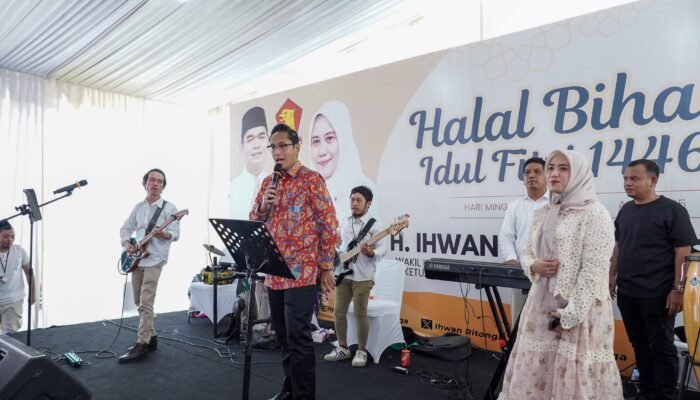 Bawakan Lagu Wali, Rico Waas Dapat Aplaus Meriah Di Halalbihalal Rumah Wakil Ketua DPRD Sumut