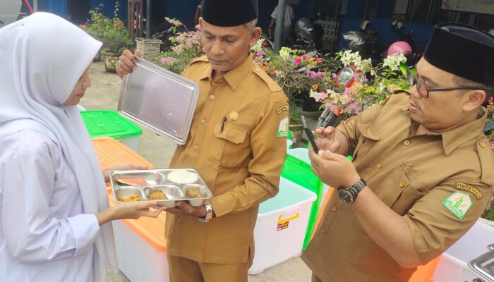 Siswa SMAN 3 LangsaTerima 393 Paket MBG