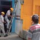 Polres Pematangsiantar melalui personel Sat Samapta Brigadir Raymond Silitonga mendampingi petugas PLN yang melakukan P2TL ke pemukiman warga di Jl. Pattimura, Kel. Tomuan, Kec. Siantar Timur, Senin (14/4).(Waspada-Ist).