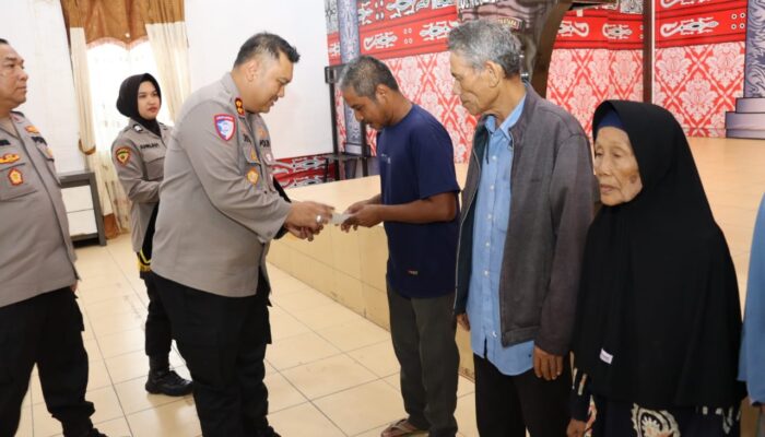 Kapolres L. Batu Berikan Infaq Kepada Warga Kurang Mampu