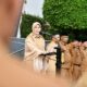 Wali Kota Banda Aceh Illiza Sa'aduddin Djamal sedang pimpin apel Senin di halaman Balaikota Banda Aceh, Senin (14/04/25).(Waspada/T.Mansursyah)