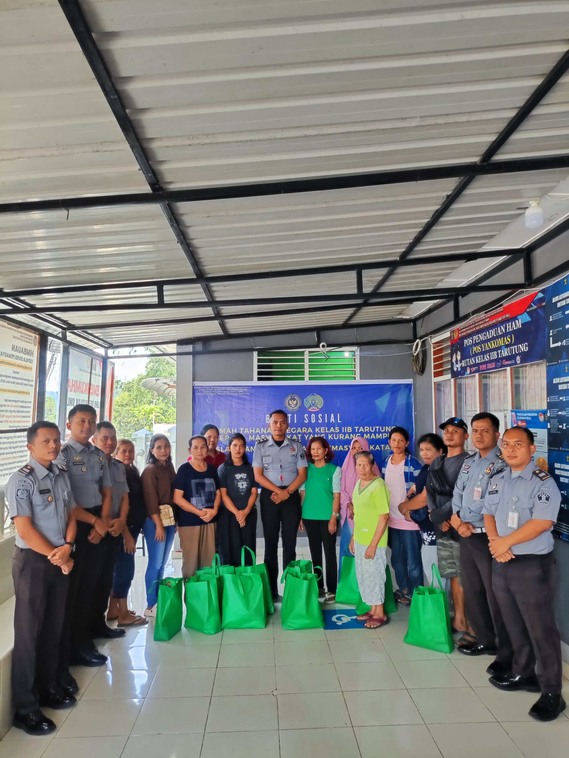 Pejabat struktural Rutan Kelas IIB Tarutung bersama 10 warga kurang mampu penerima bantuan paket berisikan kebutuhan pokok dalam rangka peringatan Hari Bakti Pemasyarakatan Ke-61 Tahun 2025, Senin (14/4). Waspada/ist