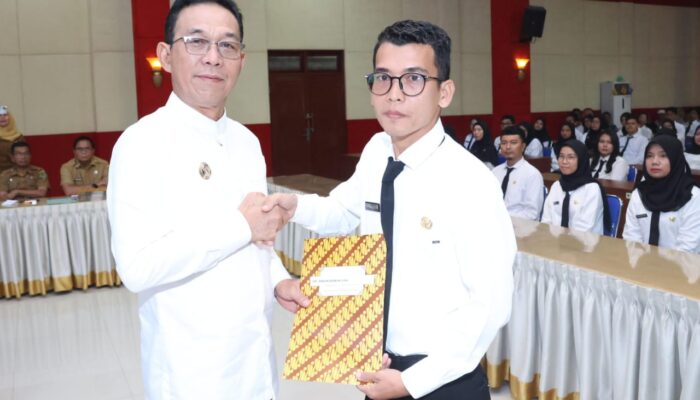 Bupati Tapsel Serahkan 150 SK CPNS, 2 Diantaranya Penyandang Disabilitas