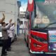 Wali Kota Tanjungbalai, M Fadly Abdina bersama Pimpinan Bank Sumut KC Tanjungbalai, Baran Enda Hrp, Wakapolres, Ketua MUI, melepas keberangkatan jamaah calon haji menuju Asrama Haji Medan. Waspada/Rasudin Sihotang