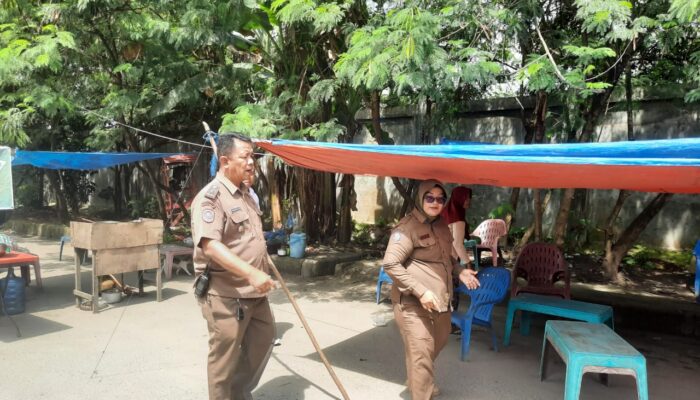 Satpol PP Deliserdang Tertibkan PKL Sekitar Gedung Astaka, Medan Estate