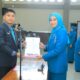 Bupati Labura Dr.HendrinYanto Serahkan surat keputusan pengukuhan kepengurusan periode 2025-2030 kepada Ketua TP. PKK dr. Rama Dhona di Aula Ahmad Dewi Syukur, Senin (15/4). Waspada/Ist