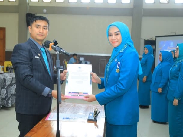 Bupati Labura Dr.HendrinYanto Serahkan surat keputusan pengukuhan kepengurusan periode 2025-2030 kepada Ketua TP. PKK dr. Rama Dhona di Aula Ahmad Dewi Syukur, Senin (15/4). Waspada/Ist
