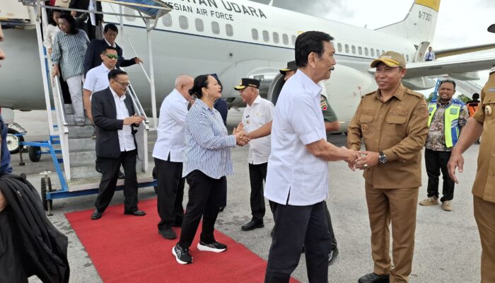 Bupati Taput Sambut Luhut Pandjaitan Di Bandara Silangit