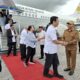 Bupati Tapanuli Utara, Dr Jonius Taripar Parsaoran Hutabarat, SSi, MSi, menyambut kedatangan Ketua Dewan Ekonomi Nasional, Jenderal TNI (Purn) Luhut Binsar Pandjaitan saat melakukan kunjungan kerja di Kawasan Danau Toba, di Bandara Internasional Silangit, Siborongborong, Selasa (15/4). Waspada/ist